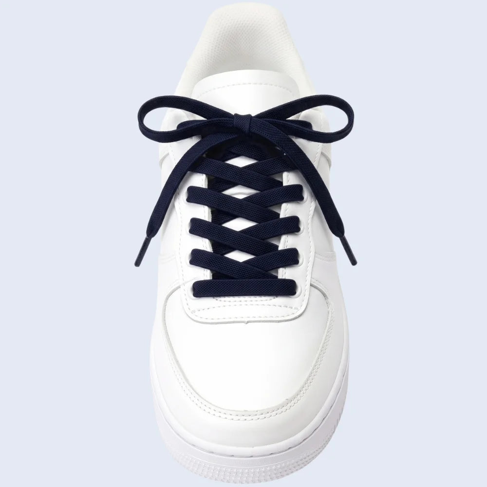 Avant, basket blanche avec un lacet bleu marine classique noué